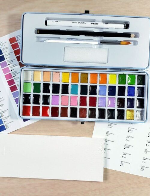 Check out this detailed review of the MeiLiang Watercolors Set of 52. In this review, you learn about the accessories that come with this watercolour set, the pros and cons of using this set, and who these watercolours are best suited for.